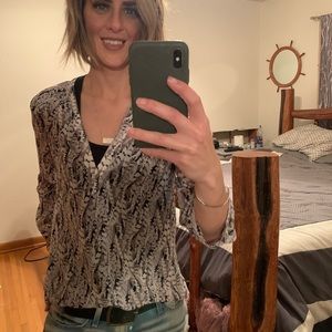 Women’s black/white/grey chiffon vneck top